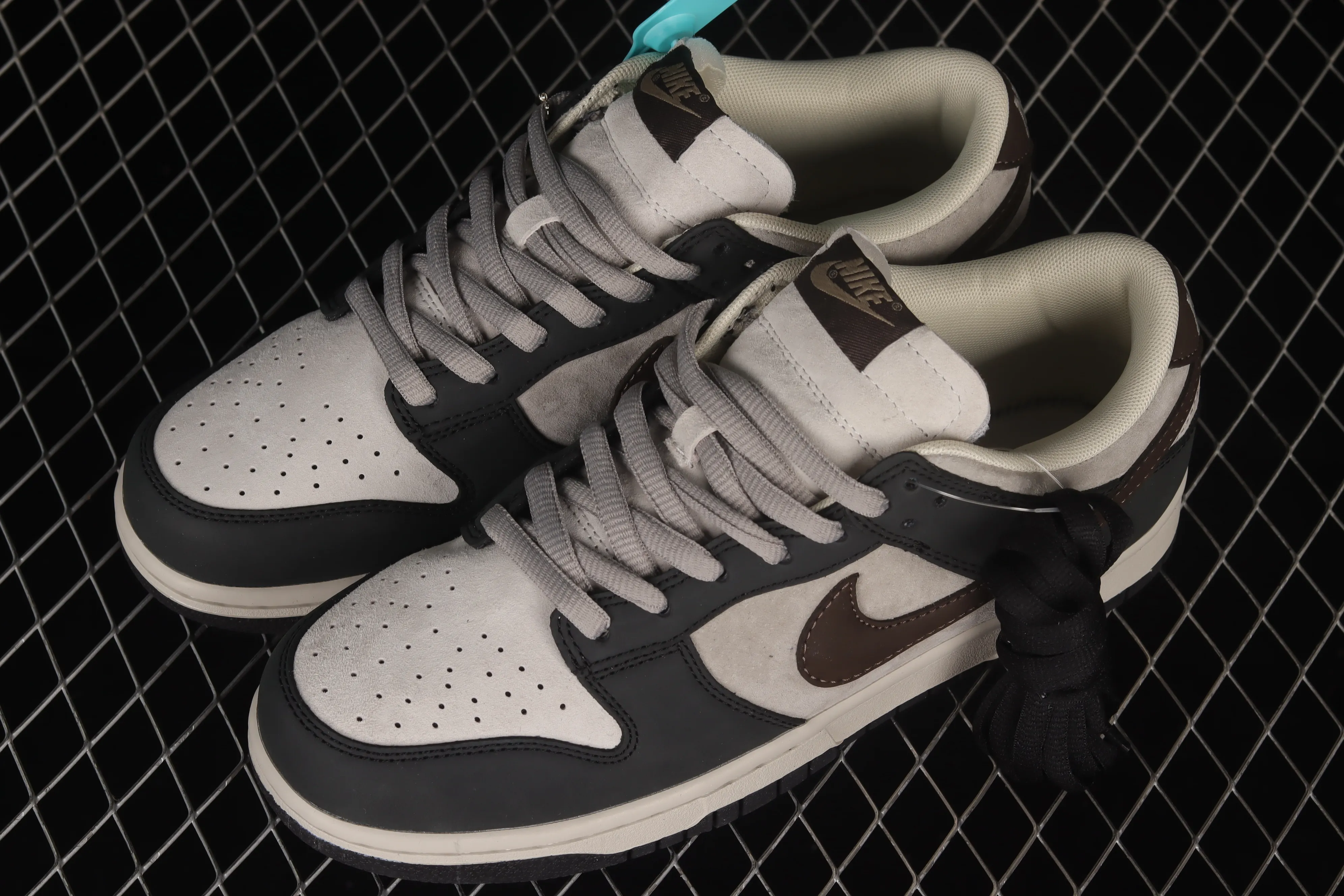 All Categories Nk SB Dunk Series Nk SB Dunk Low Low-top sneakers F version Otomo Katsuhiro x NK SB Dunk Low "Steamboy OST" Otomo Katsuhiro jointly branded SB low-top sports and leisure sneakers LF0039-002